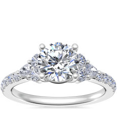 Anillo de compromiso romántico con diamantes redondos y en forma de pera en platino (1/3 qt. total)